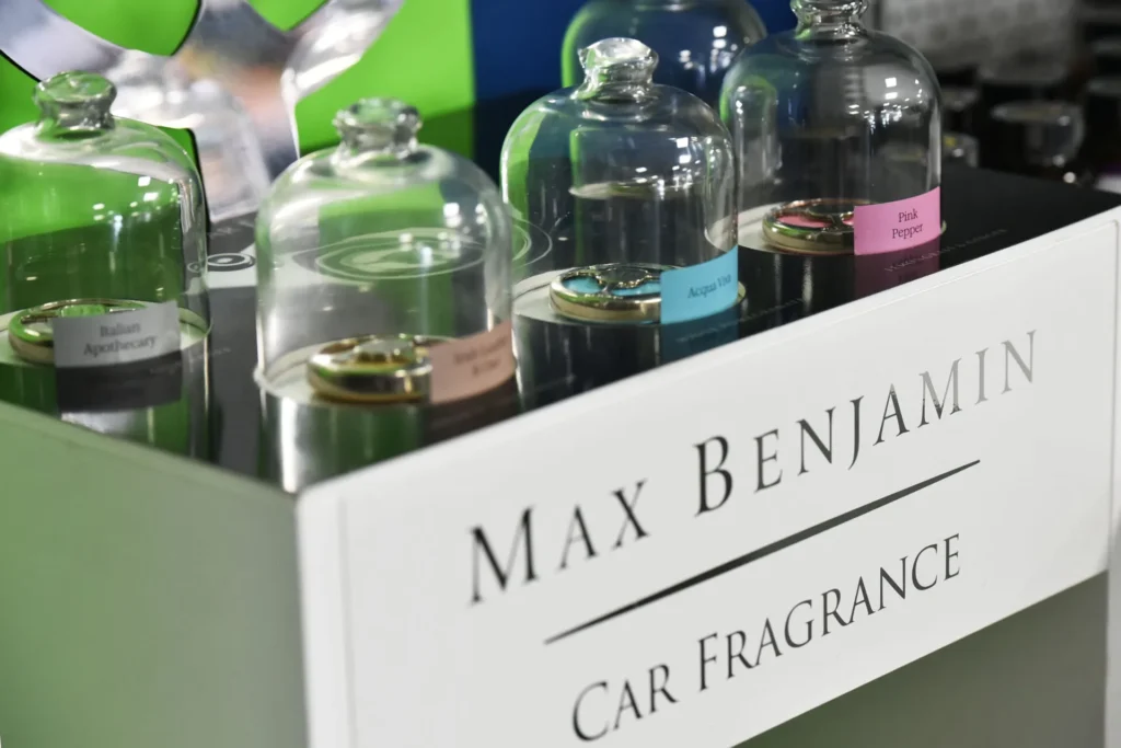 Max Benjamin automobilio kvapai ir prabangūs difuzoriai darbo erdvės jaukumui.